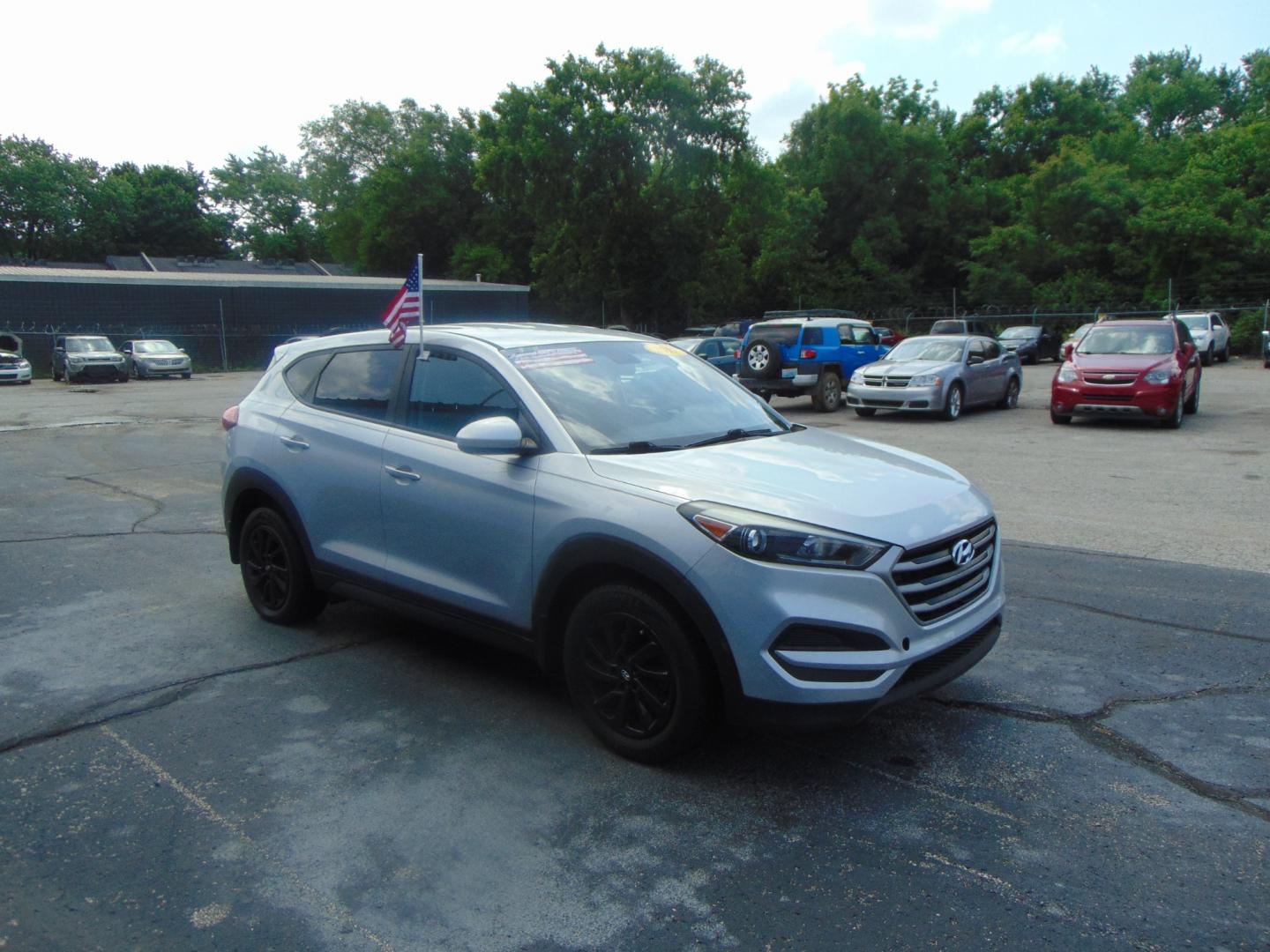 2017 Silver Hyundai Tucson (KM8J23A42HU) with an 4-Cyl 2.0 Liter engine, Auto, 6-Spd Shiftronic transmission, located at 2105 Dixie Hwy, Louisville, KY, 40210, (502) 772-3333, 38.220932, -85.795441 - Photo#3